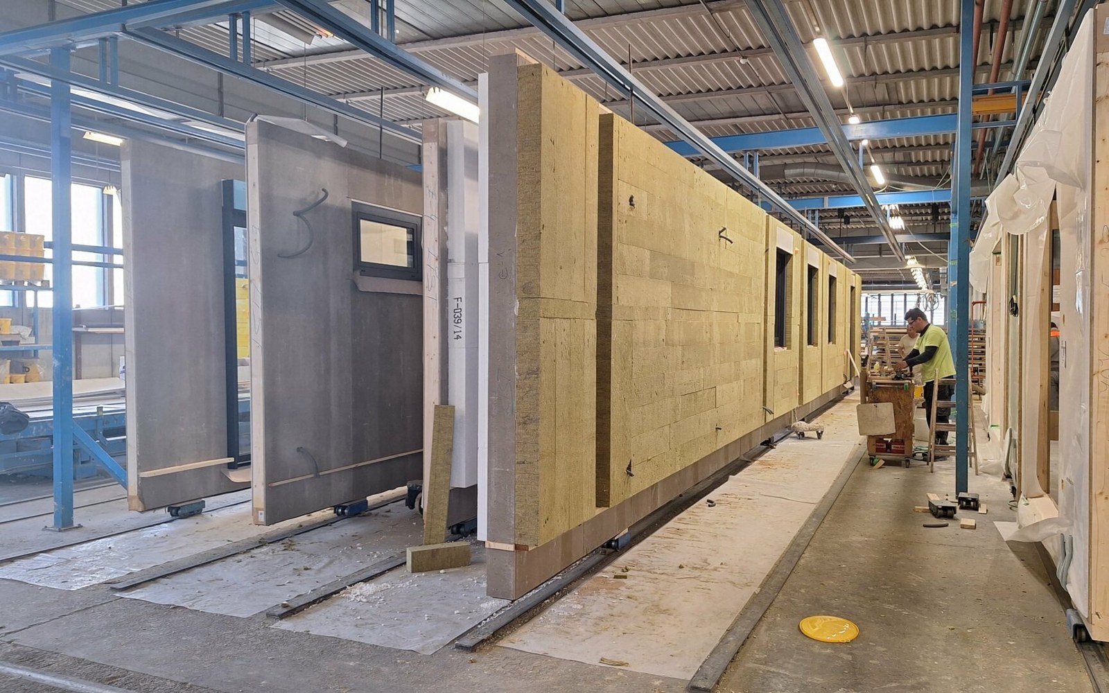Vorfertigung kompakter Holzrahmenbau-Module im Werk