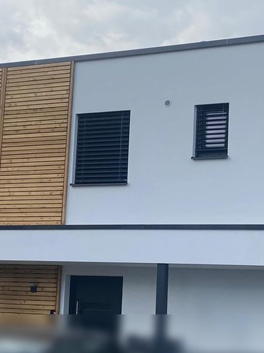 Wohnhaus in klassischer massiver Bauweise mit Putzfassade und Holzverkleidung